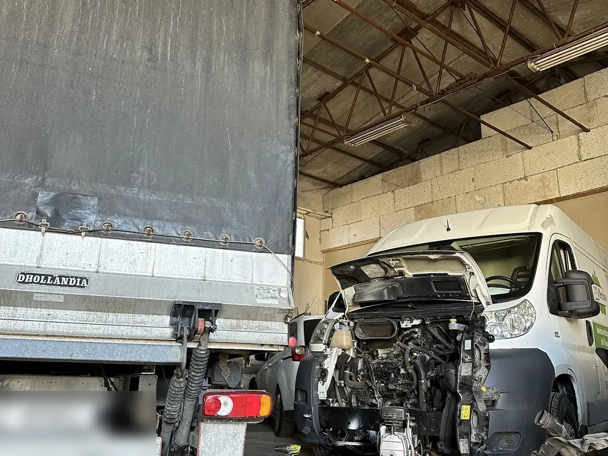 Auto dostawcze w trakcie naprawy w hali warsztatu Vijan Auto