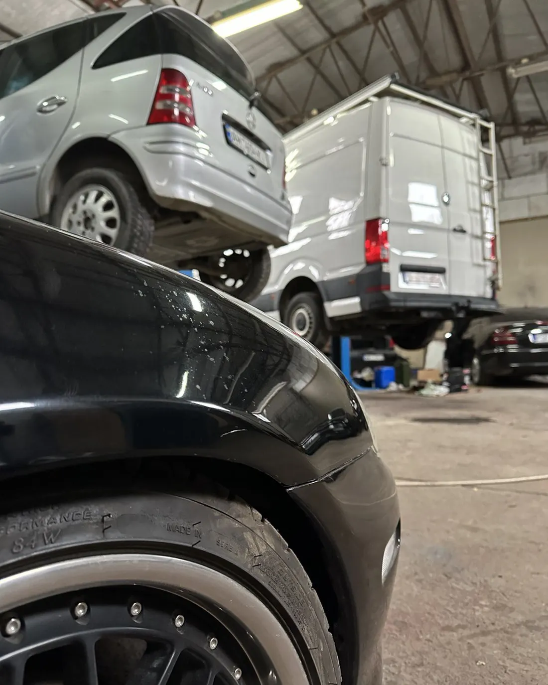 Busy dostawcze na podnośnikach w warsztacie Vijan Auto
